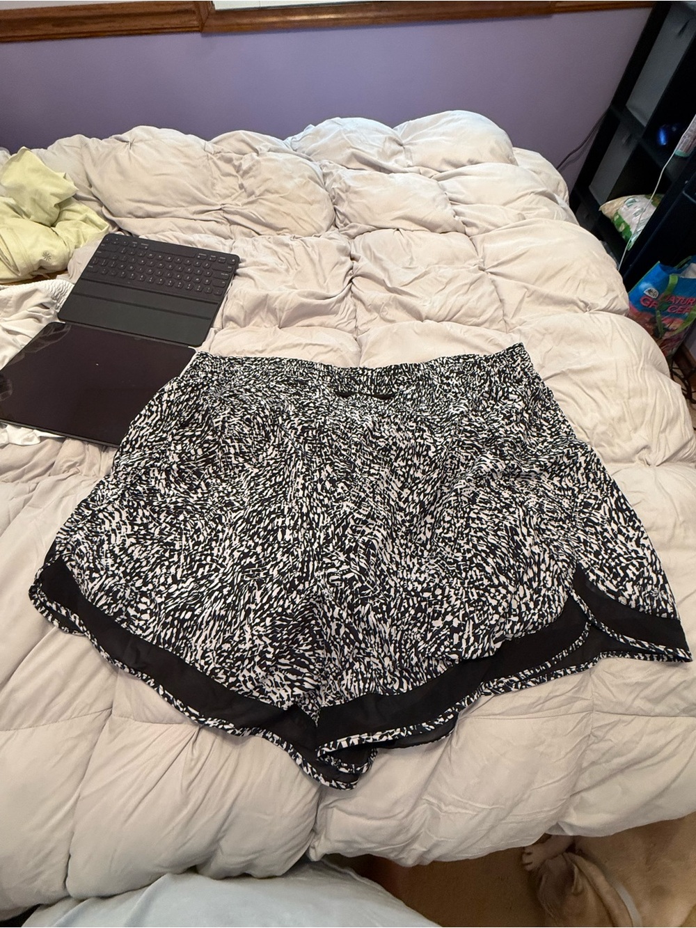 Athleta Mesh Racer Run 4” Shorts – White & Black Print – Size 3XL